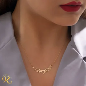 گردنبند طلا طرح بال فرشته و قلب روی مدل زنانه - خرید آنلاین از روژمان گالری